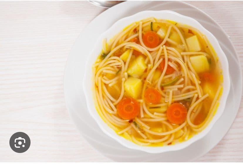 شوربة سباكيتي قصيرة بالبطاطا والكركم