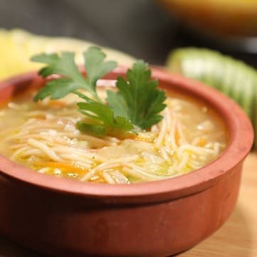 شوربة سباكيتي قصيرة بالكوسا و الملفوف