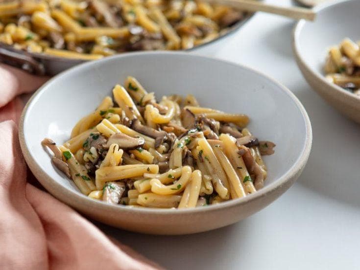 سباكيتي قصيرة بالفطر والبارميزان