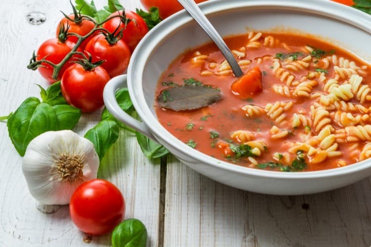 شوربة معكرونة بالبندورة والريحان