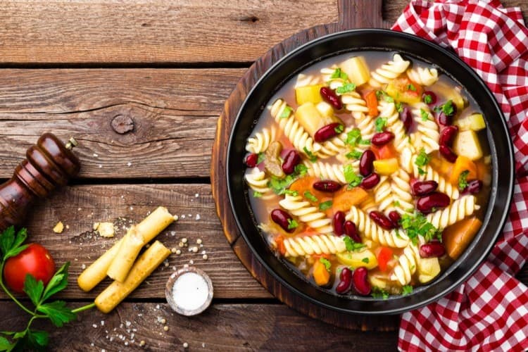 شوربة معكرونة بالفاصوليا الحمراء