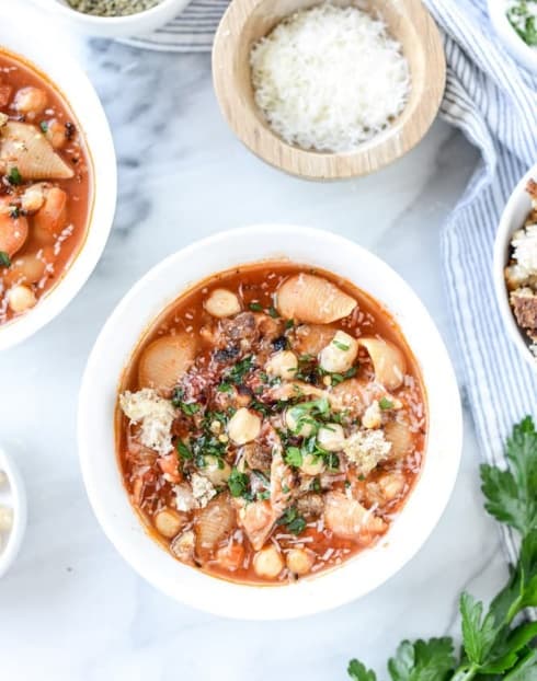 شوربة معكرونة صدف بالحمص والبندورة